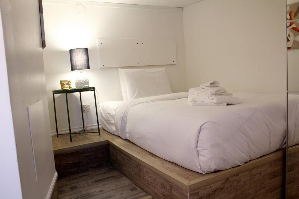 Downtown 50a Avenue Retreat *