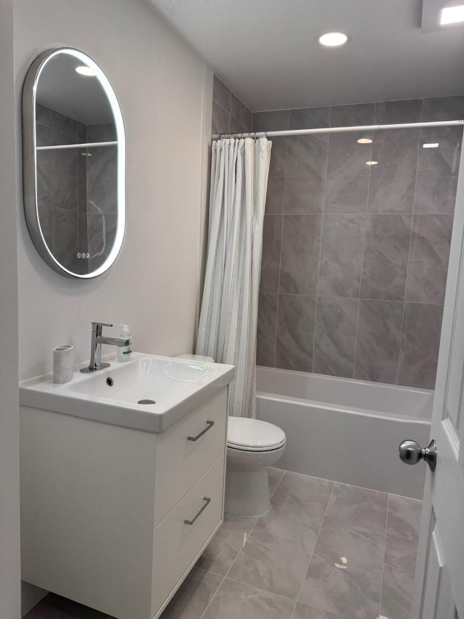Spacious Downtown 3br Home, 4bds Yellowknife